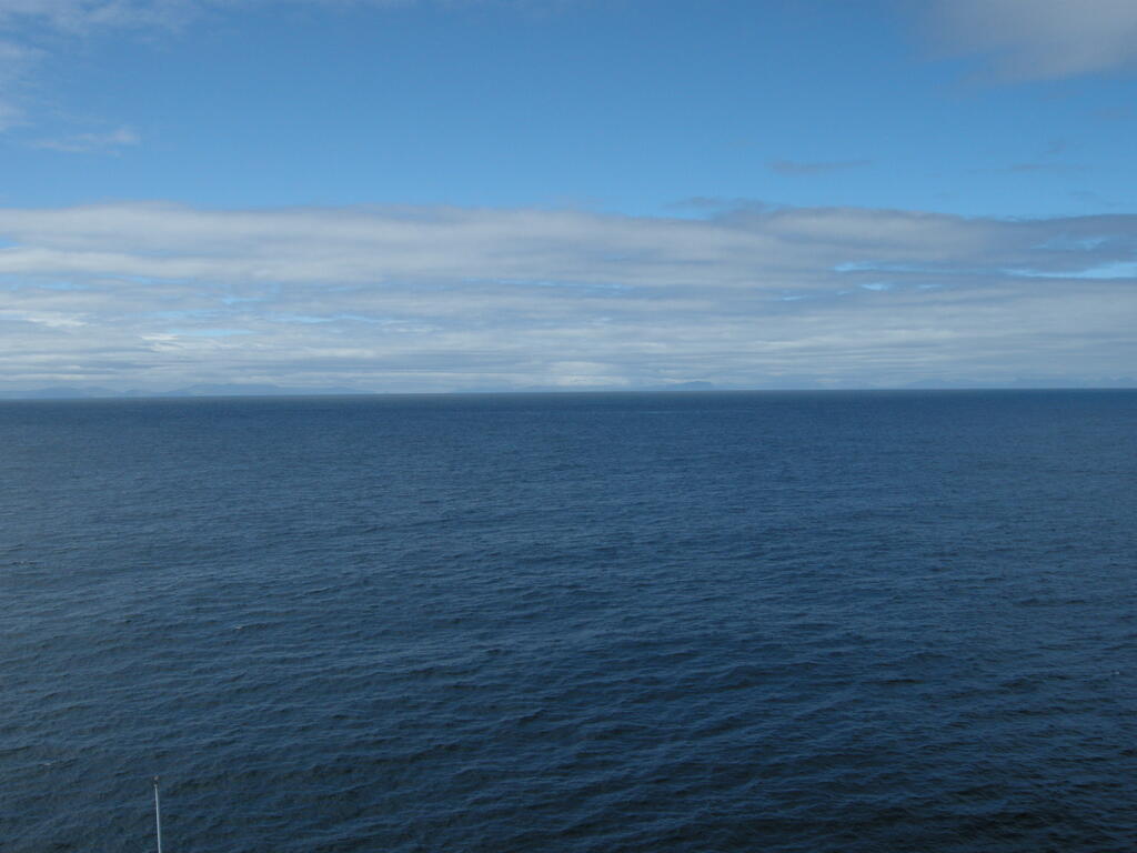 Die Färoer-Inseln erscheinen am Horizont
