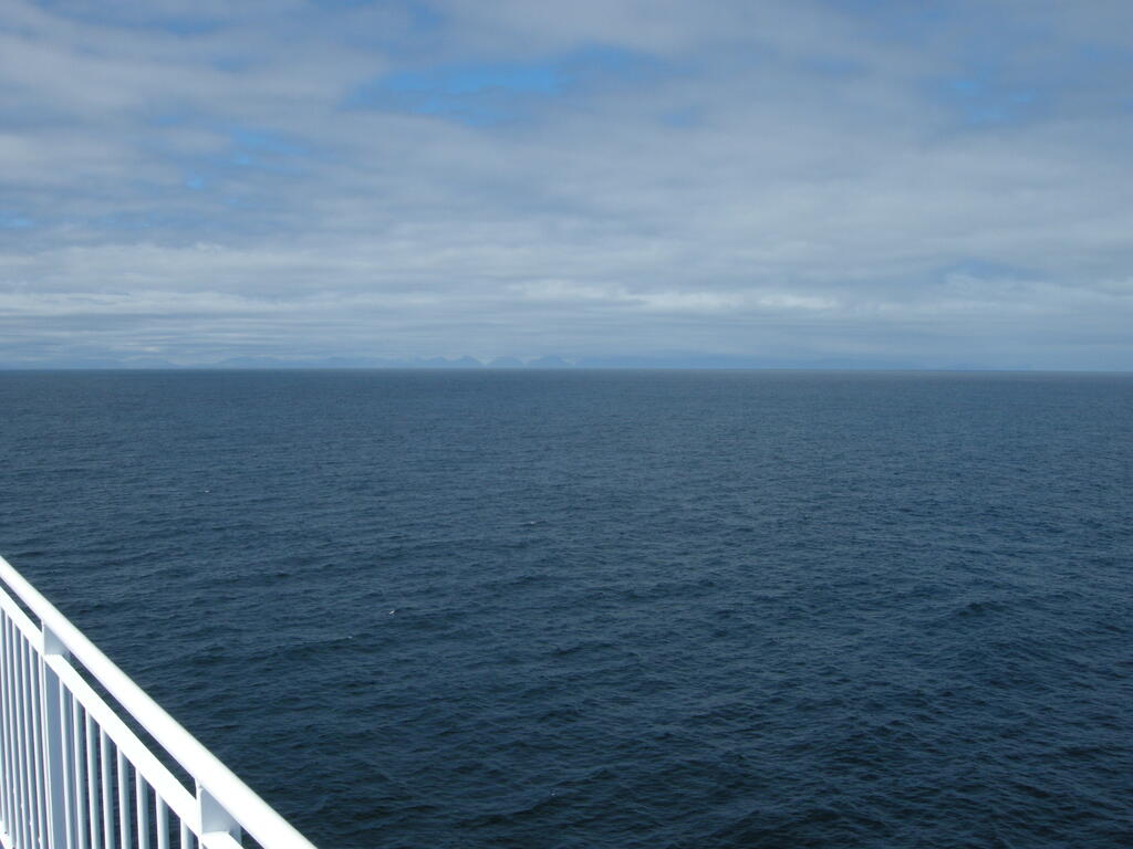 Die Färoer-Inseln erscheinen am Horizont