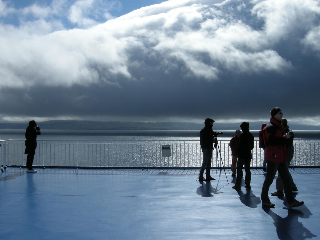 Wolken knapp über dem Wasser