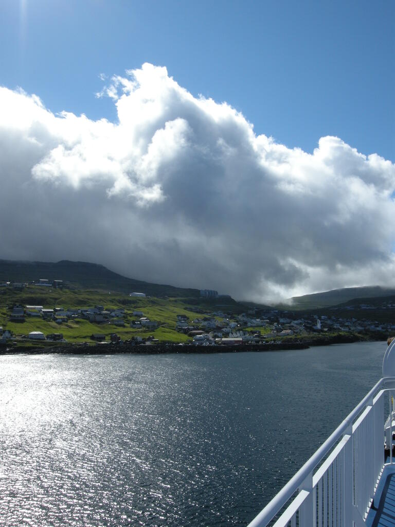 Wolken an den Bergen von Streymoy