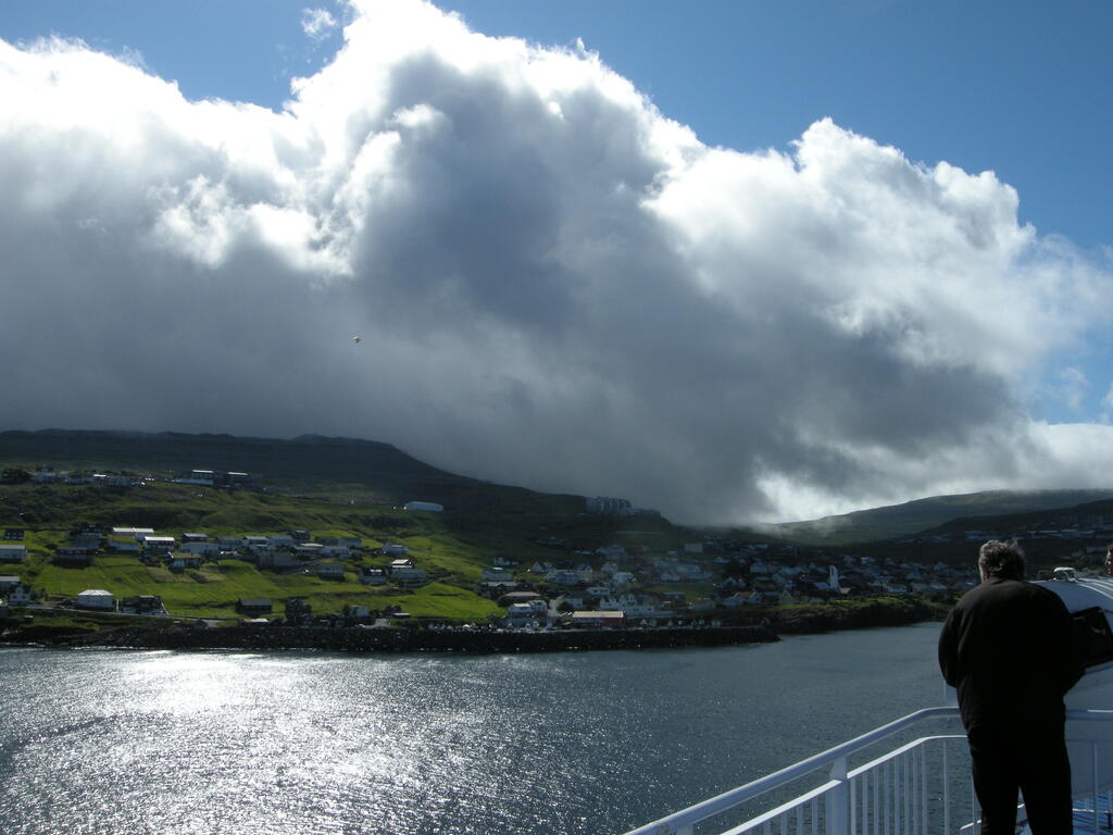Wolken an den Bergen von Streymoy