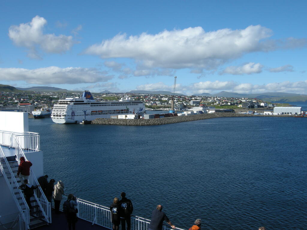 Die Einfahrt in der Hafen von Tórshavn wird eng