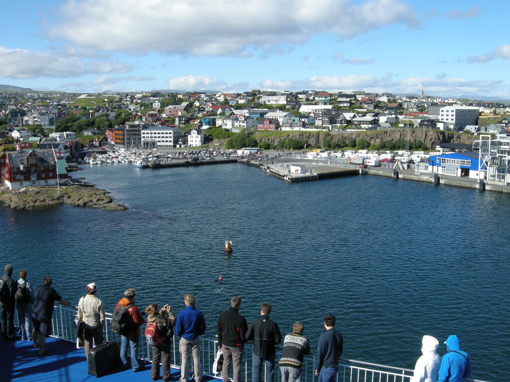 Wendemanöver im Hafenbecken von Tórshavn