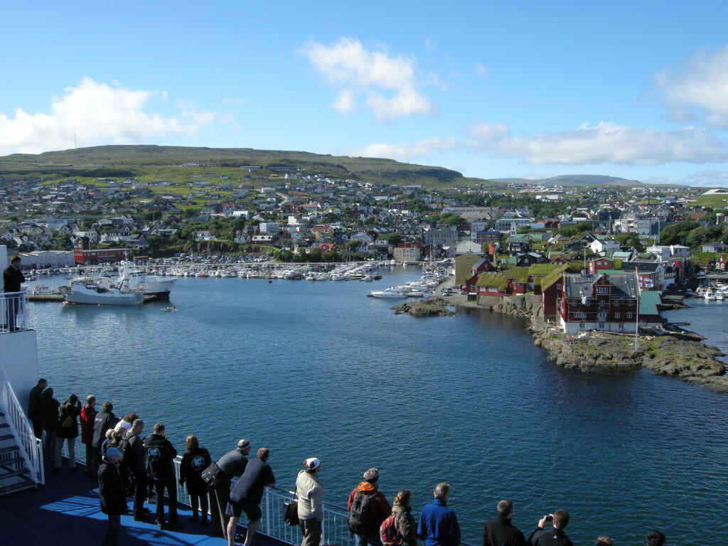 Wendemanöver im Hafenbecken von Tórshavn