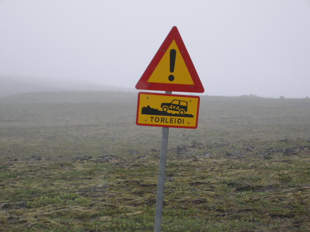 Ab Arnarvatn ist die Piste als Torleiði ausgeschildert