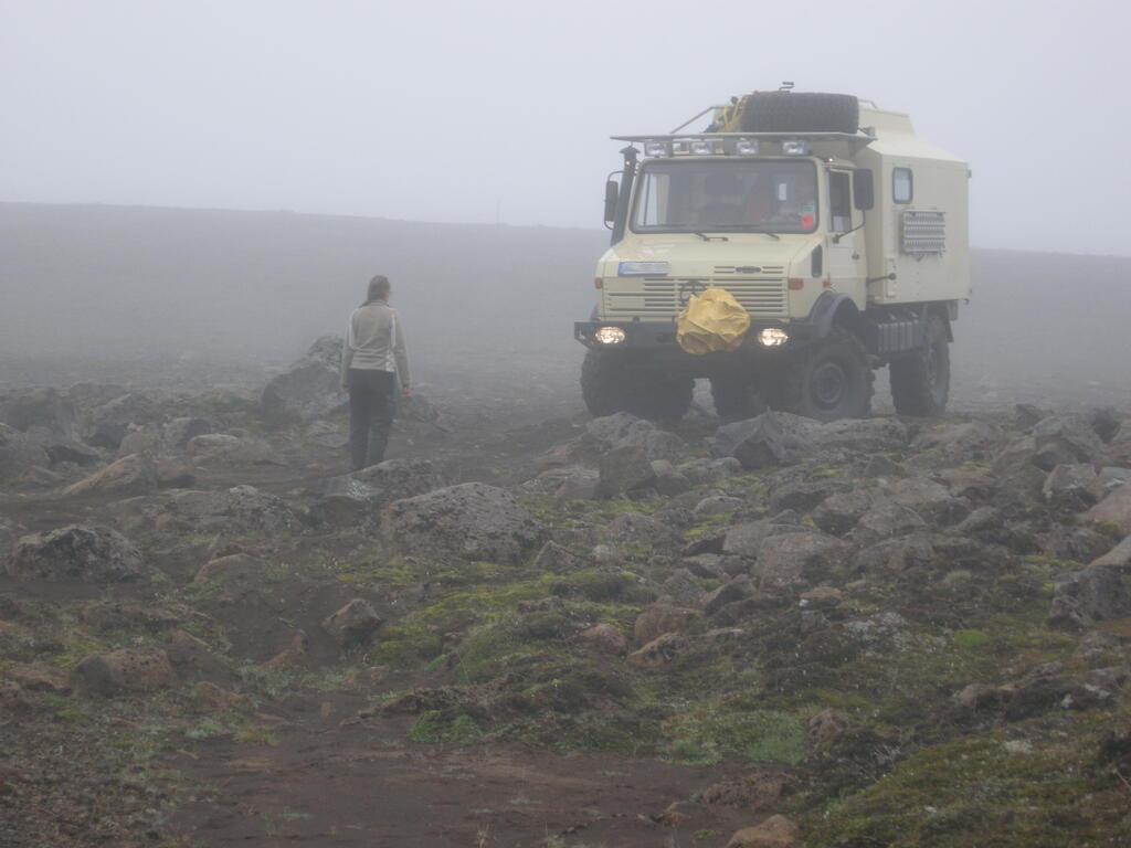 Stórisandur, der Unimog kämpft mit Nebel und enger Fahrspur