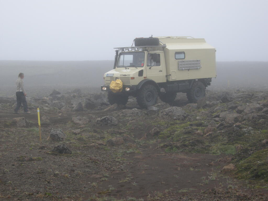 Stórisandur, der Unimog kämpft mit Nebel und enger Fahrspur