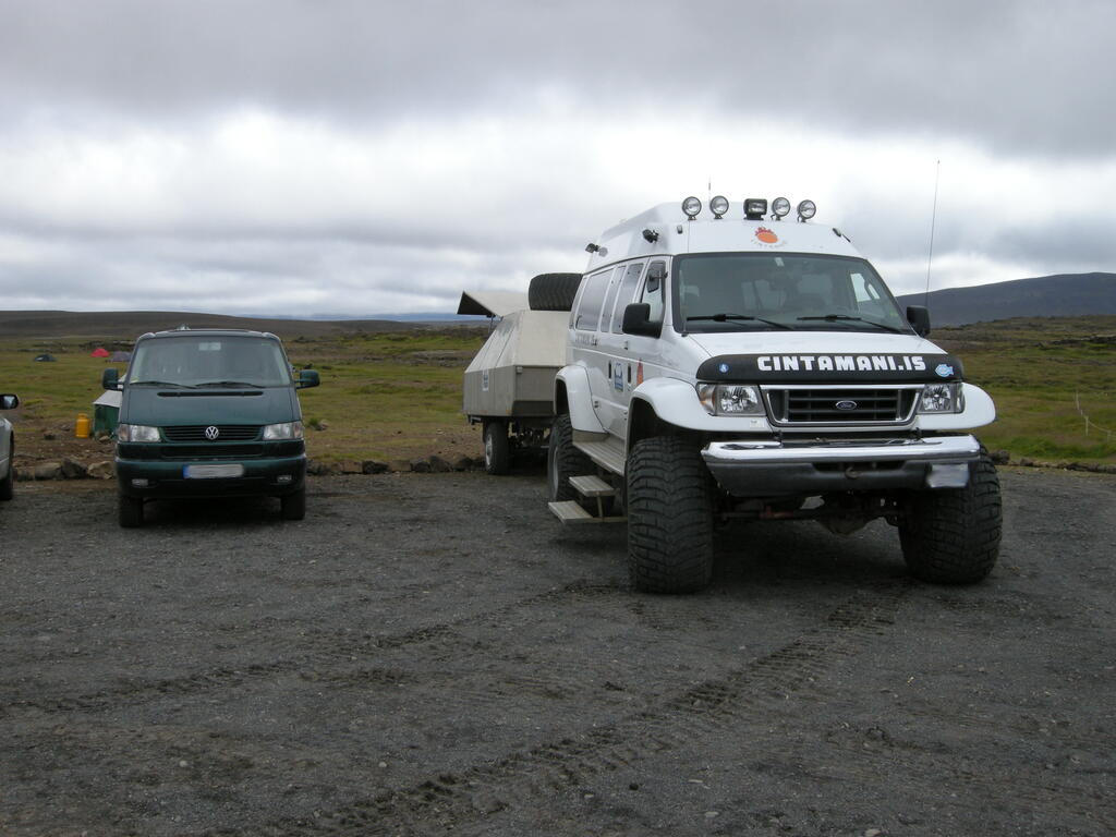 Deutscher Kleinbus neben isländischem Kleinbus...