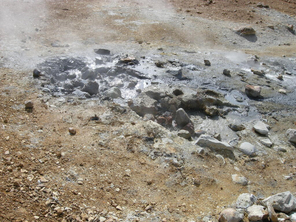 Wanderung durch das Geothermalgebiet, heiße Quelle am Weg