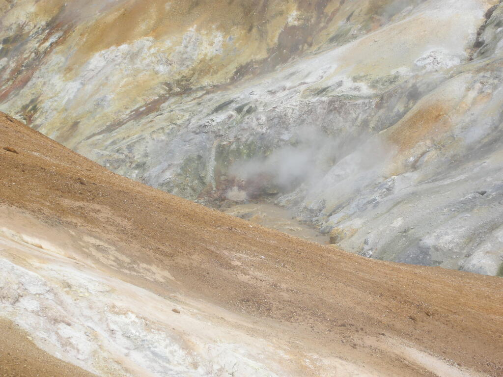 Wanderung durch das Geothermalgebiet, Dampf über dem Bach