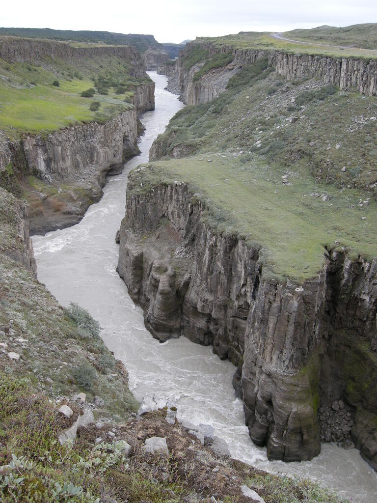 Die schlucht direkt unterhalb der Wasserfälle
