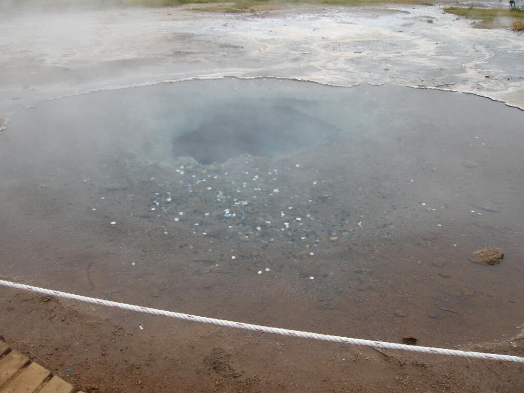Heiße Quelle im Geysir-Gebiet