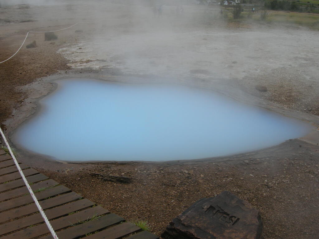 Heiße Quelle im Geysir-Gebiet