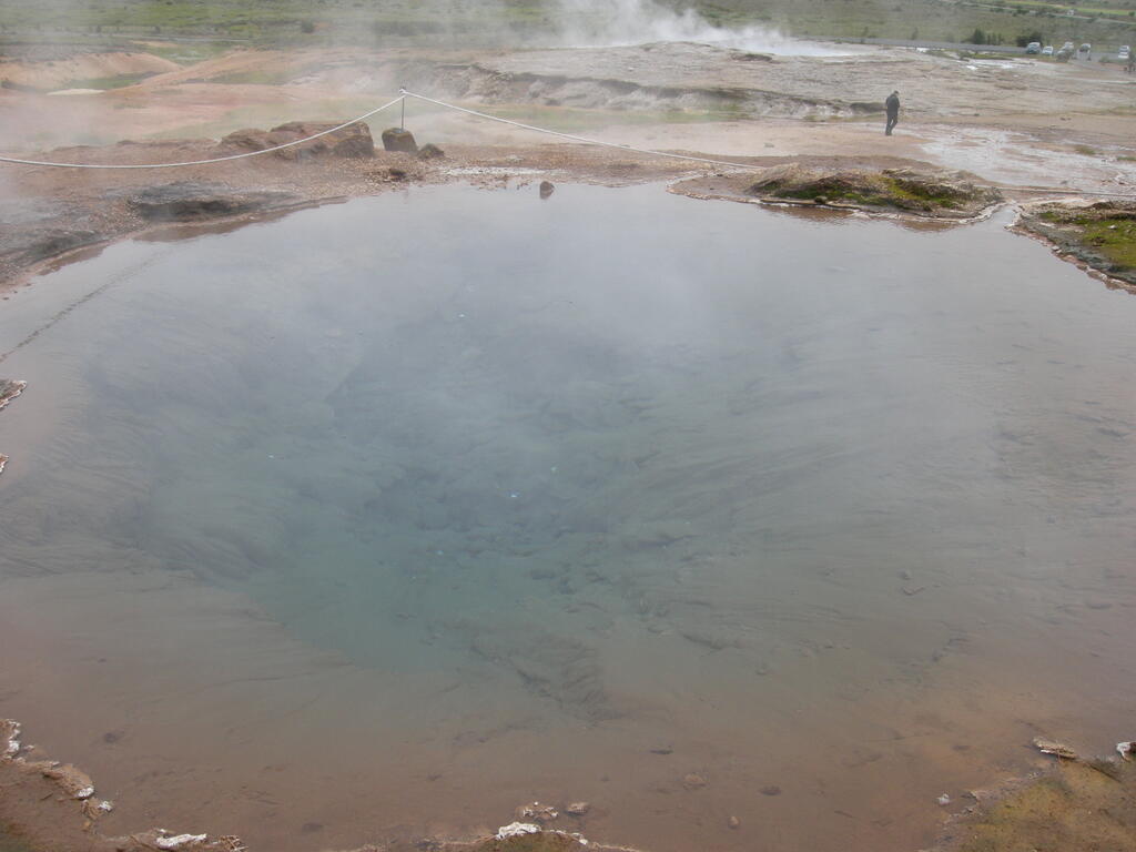 Heiße Quelle im Geysir-Gebiet
