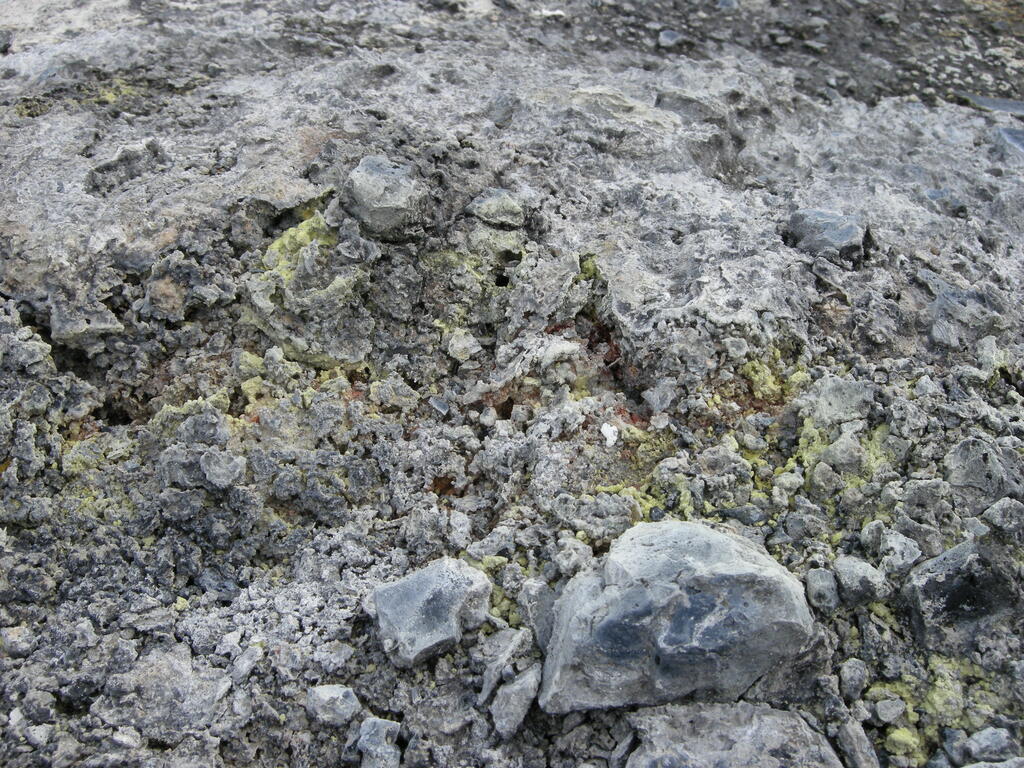 Hrafntinnusker, Schwefel Ablagerungen