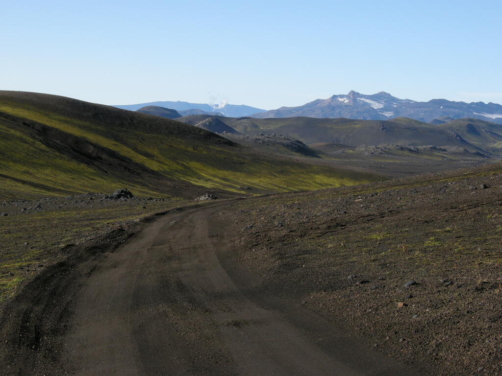 Erster Blick auf den dampfenden Hauptkrater des Eyjafjallajökull