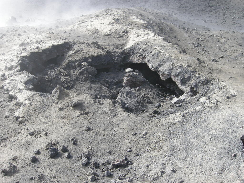 Fimmvörðuháls, eingestürzte Lavahöhle