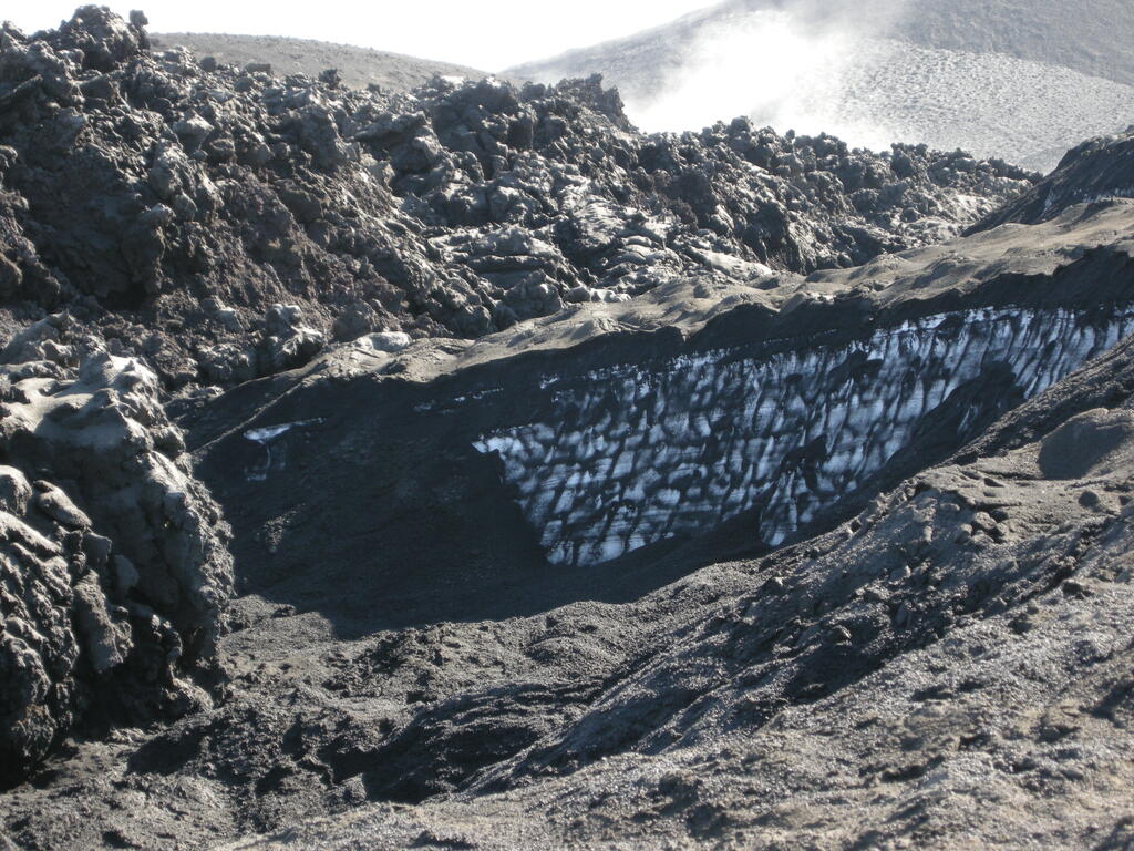 Fimmvörðuháls, Asche auf dem Schnee