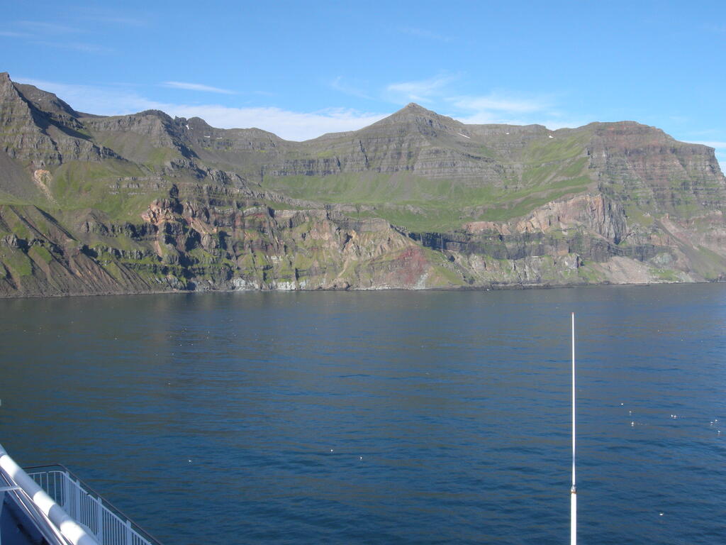 Lavaschichten am Ufer des Seyðisfjörður