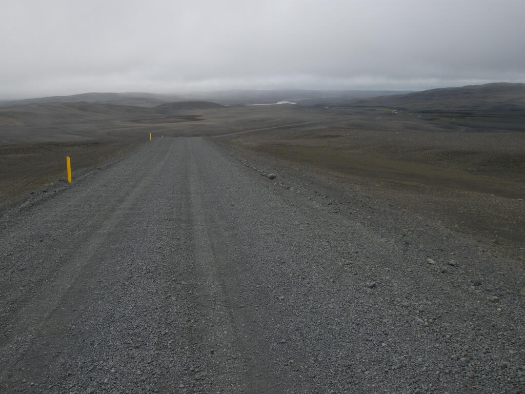 Und noch ein Stück weiter wieder Schotter und das F vor der Nummer