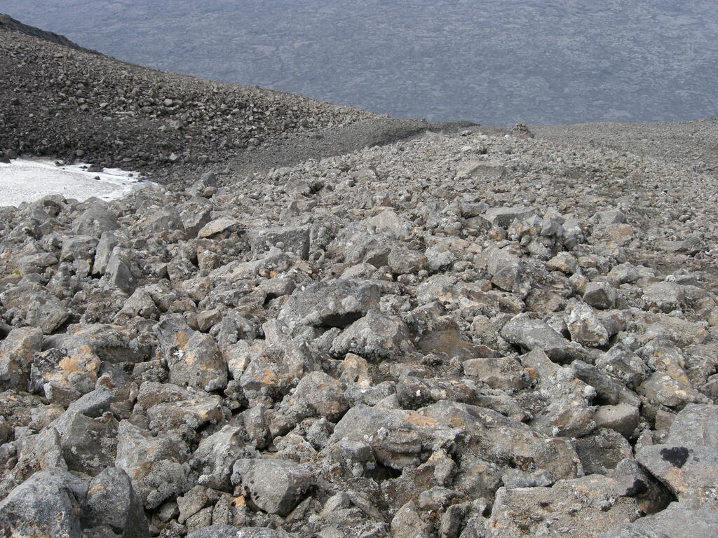 Aufstieg Herðubreið, oben werden auch die Steine größer