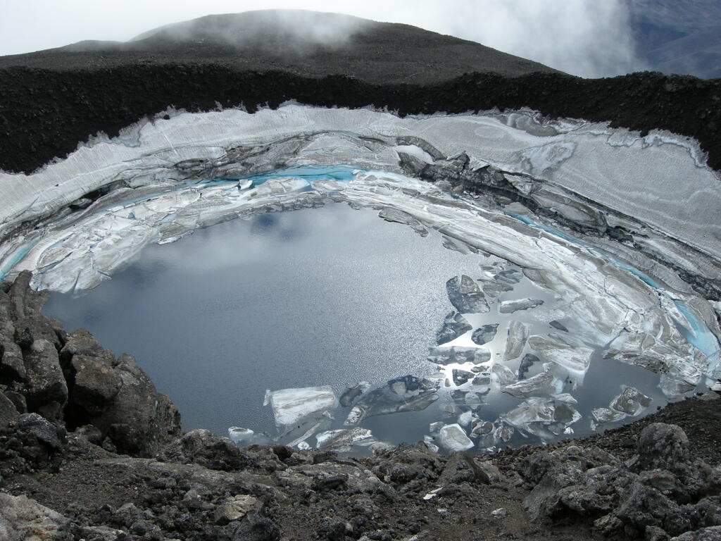 Aufstieg Herðubreið, eisiger See im Gipfelkrater