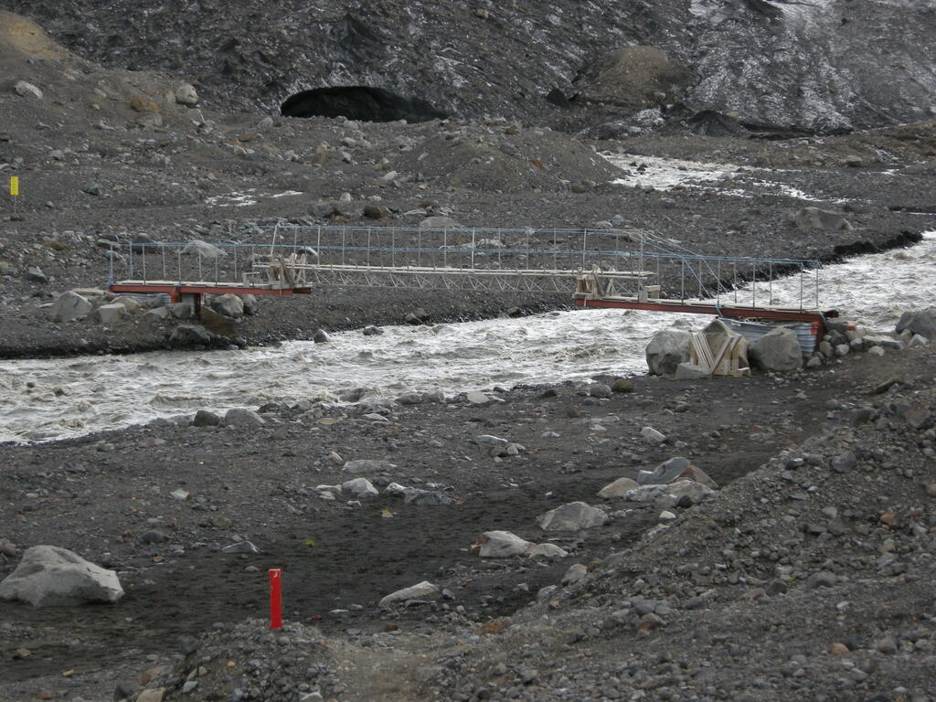 Kverkfjöll, Brücke über den Gletscherfluss