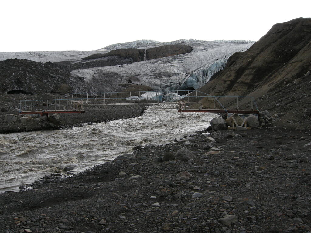 Kverkfjöll, Brücke über den Gletscherfluss