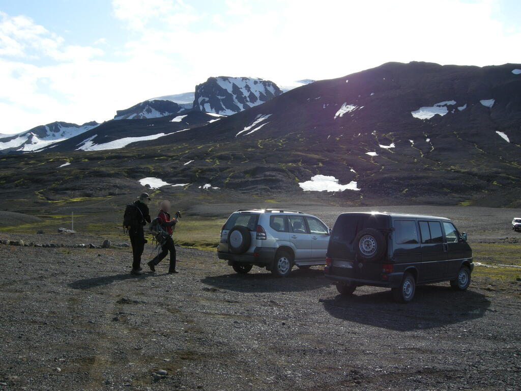 Beginn des Aufstiegs am Parkplatz der Hütte