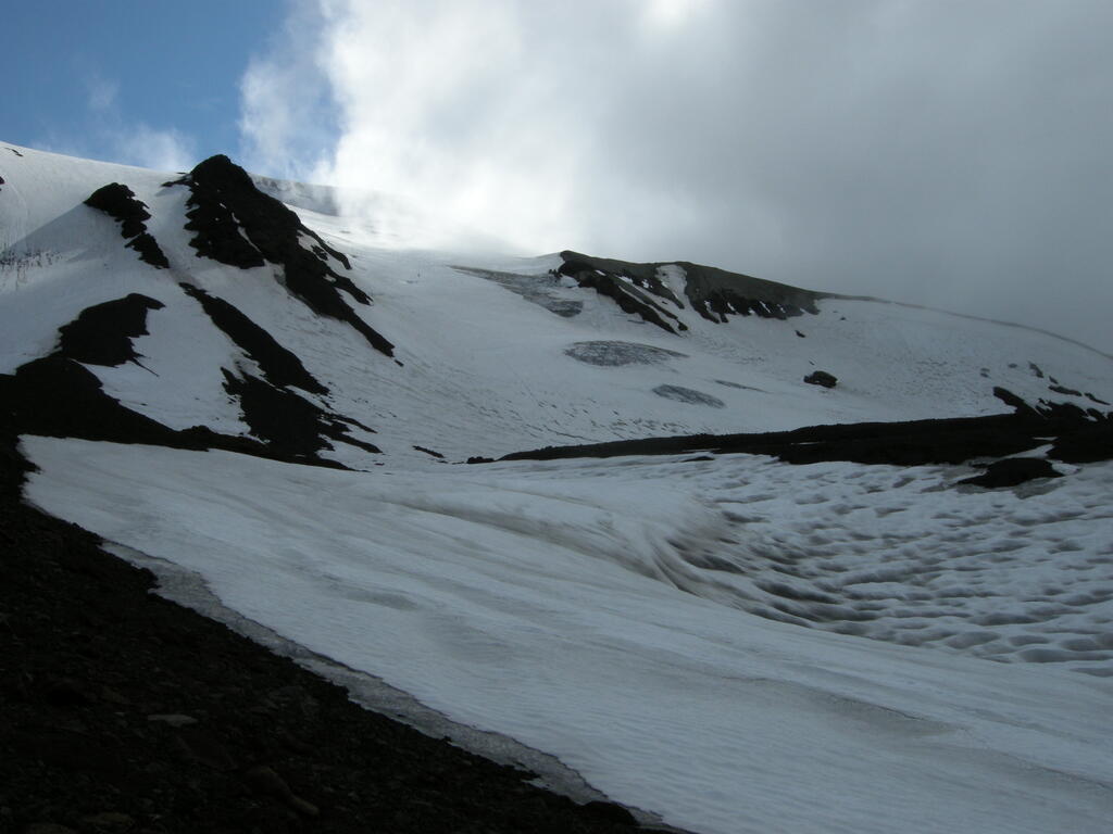 Wir müssen den Gletscher unterhalb der sichtbaren Spaltenzone queren