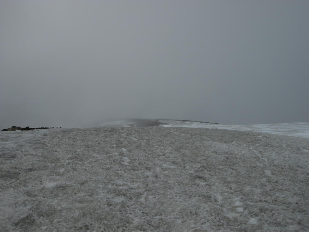 Dünne Wolken behindern die Aussicht vom Gipfel