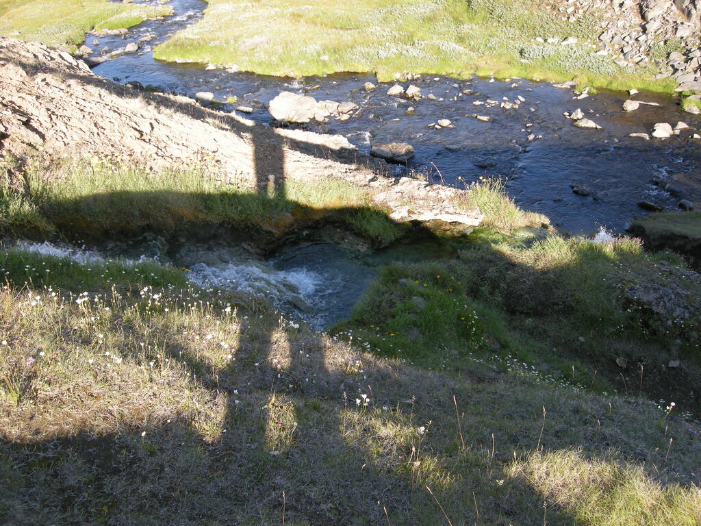 Gerade oberhalb des warmen Wasserfalls
