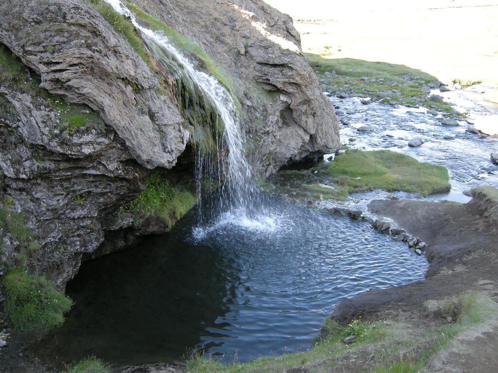 Der warme Wasserfall mit Pool