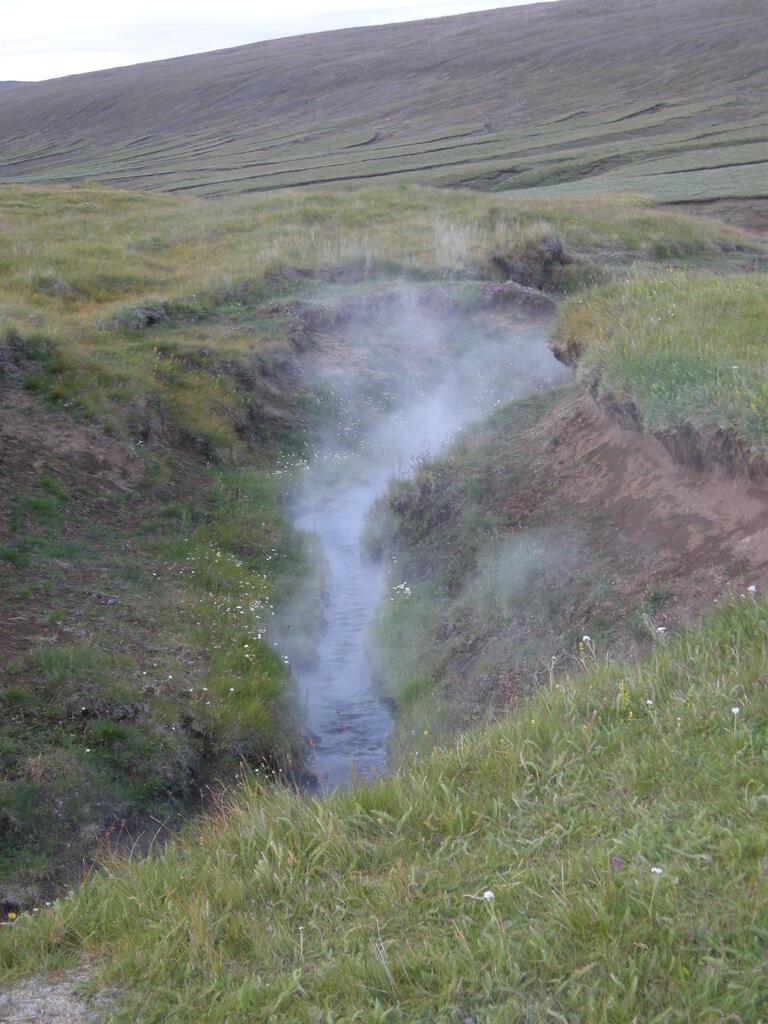 Dampfender Bach am Abend