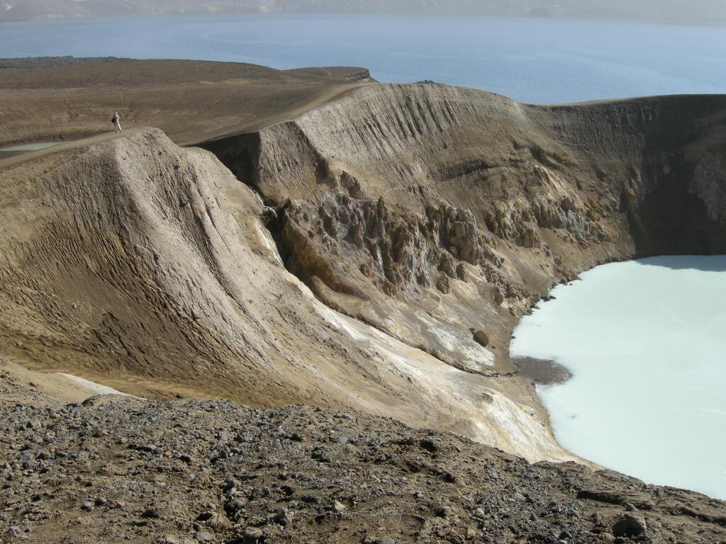 Víti Krater mit Fumarolen und Schwefelablagerungen