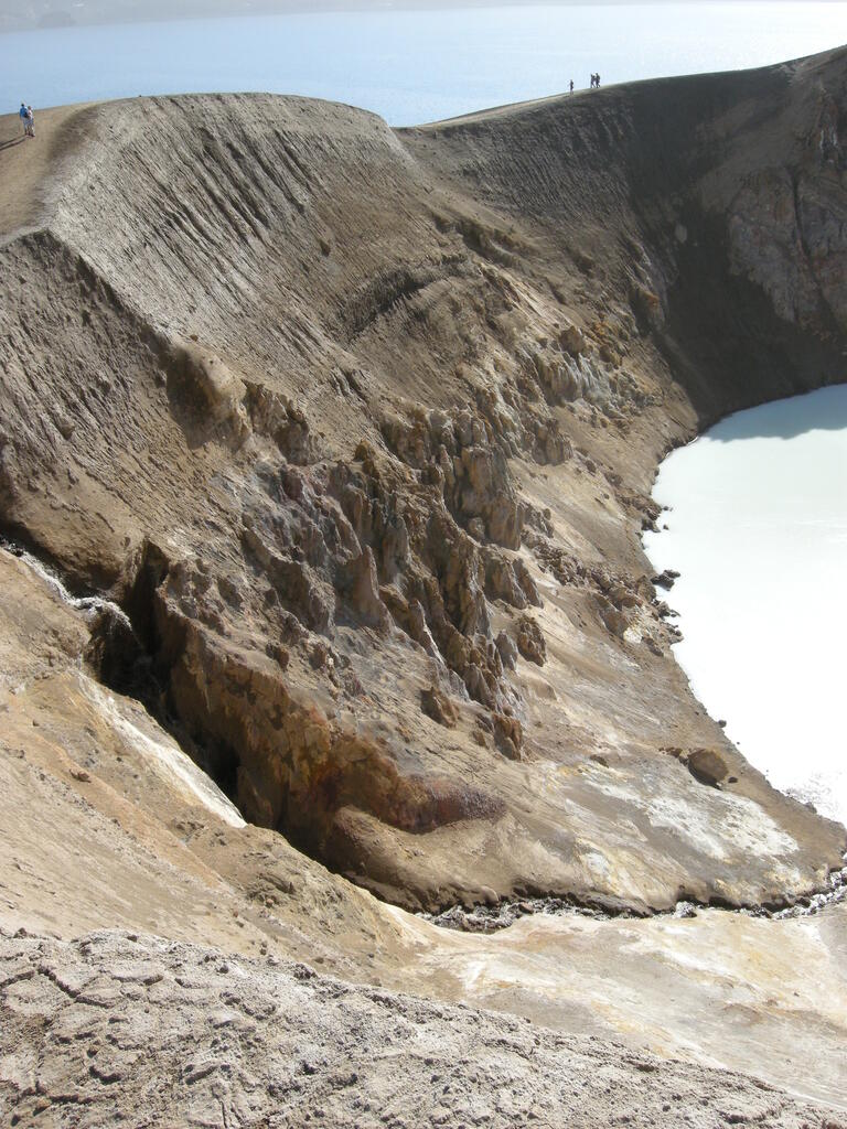Víti Krater mit Fumarolen und Schwefelablagerungen