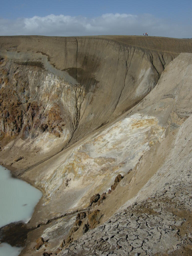 Víti Krater mit Fumarolen und Schwefelablagerungen