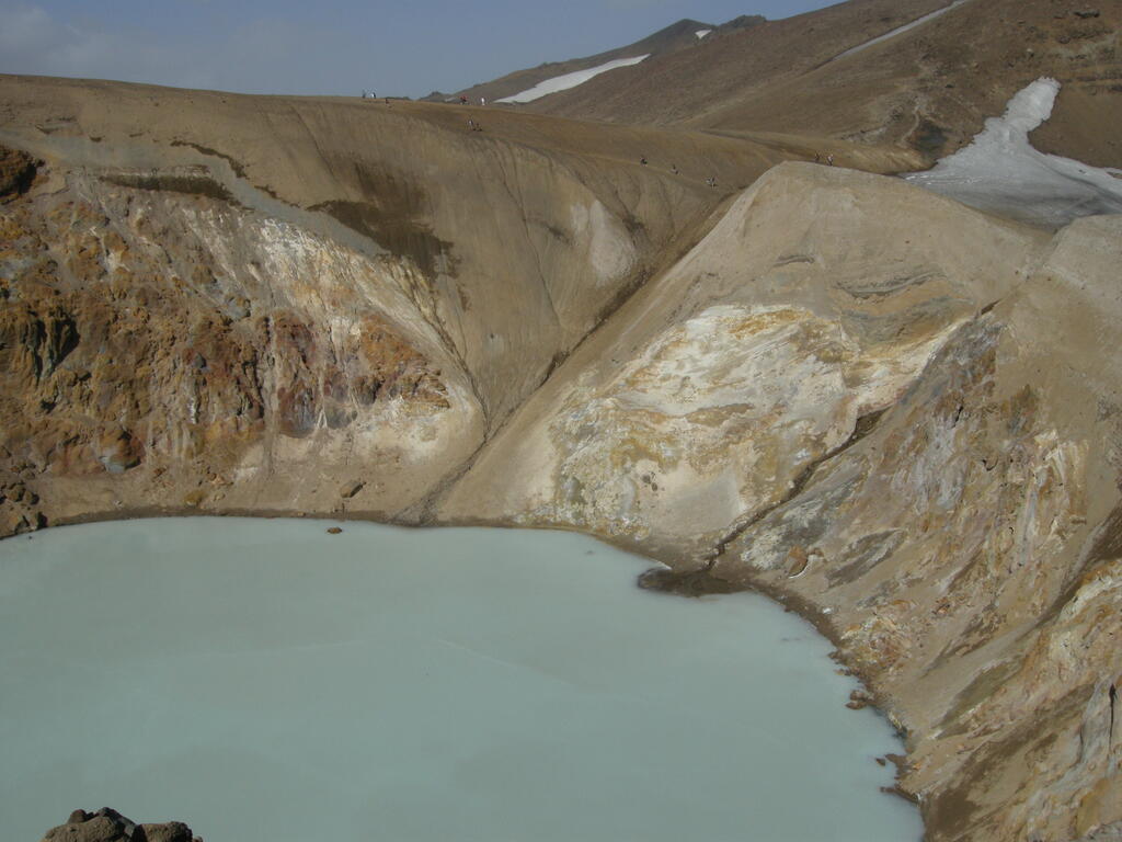 Víti Krater mit Fumarolen und Schwefelablagerungen