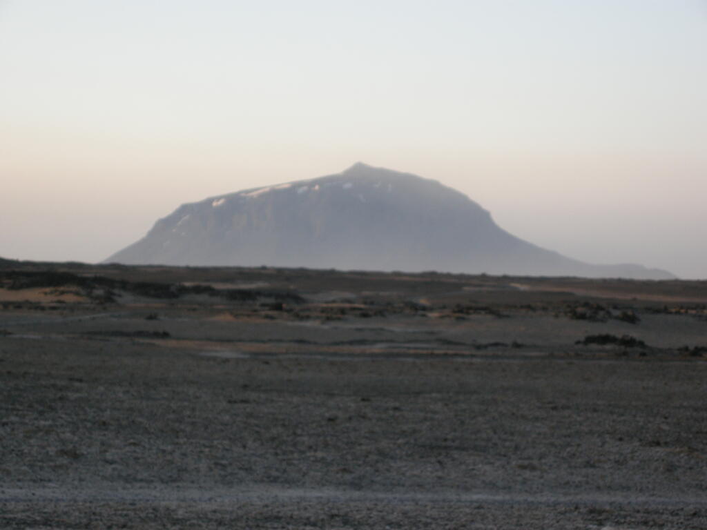 Blick vom Campingplatz an der Dreki Hütte zur Herðubreið