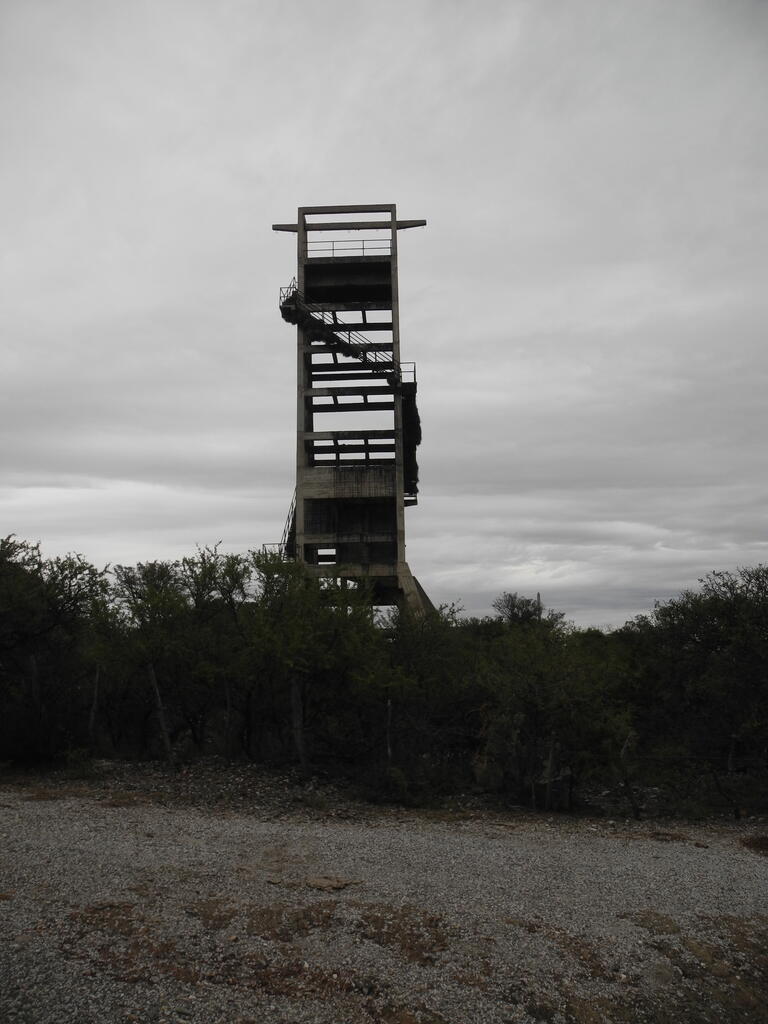Förderturm der Grube mit Vogelnestern