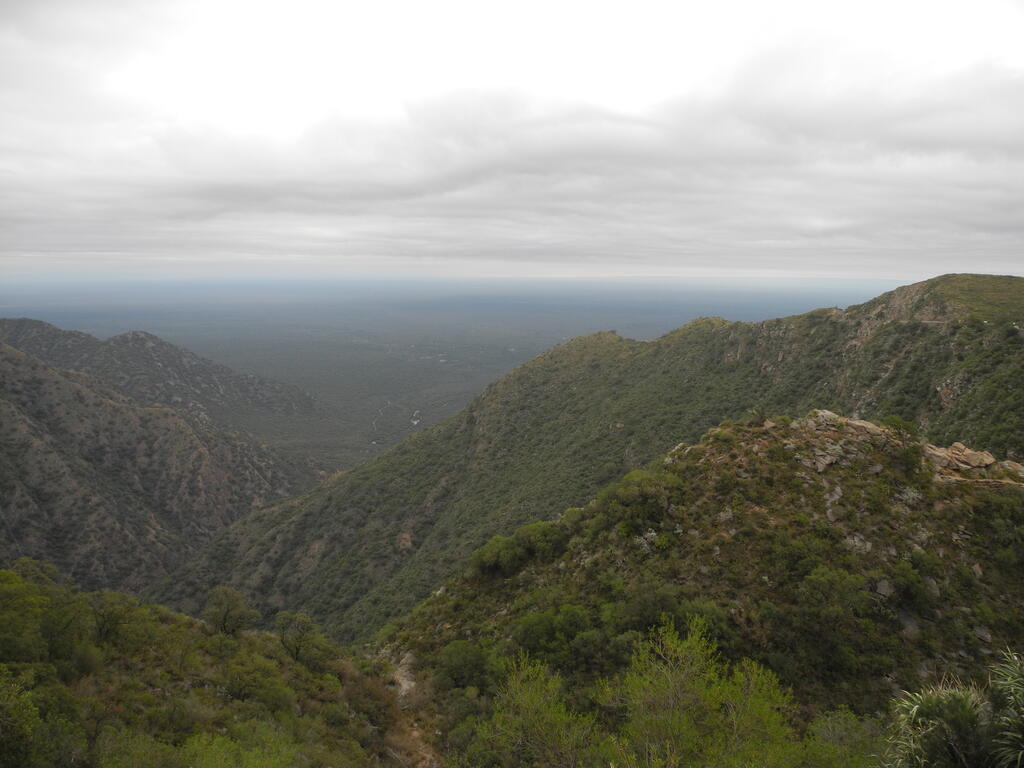 Ein erster Blick in die Ebene hinter den Bergen