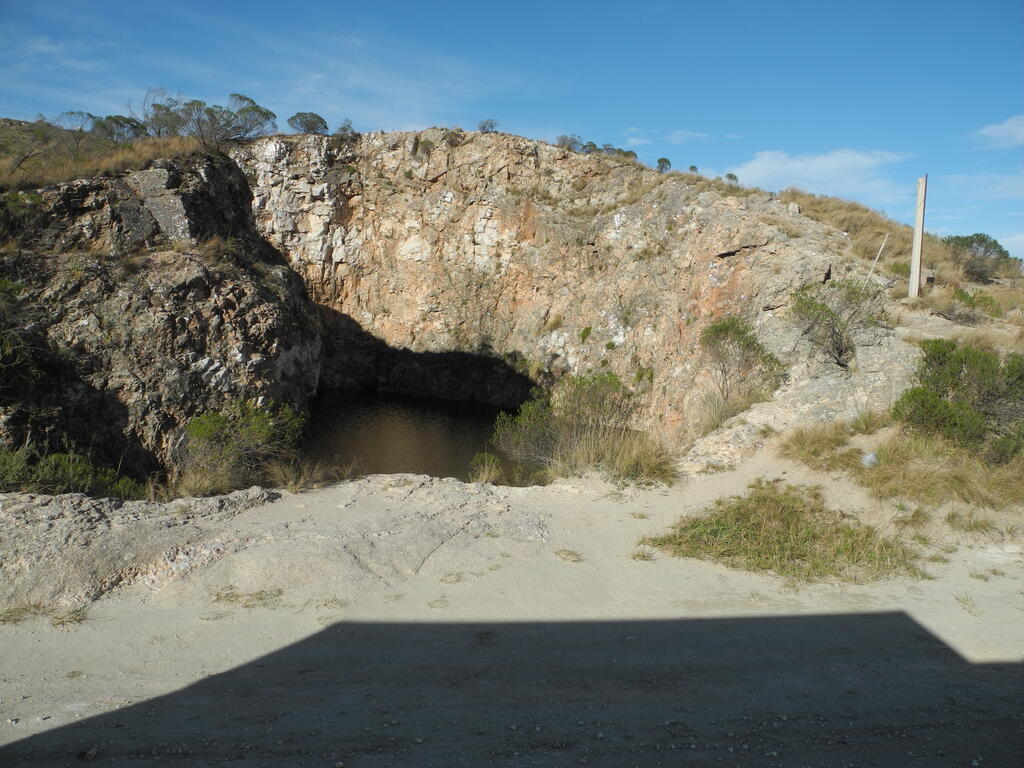 Ehemaliger Pegmatit-Steinbruch neben der Straße bei El Criollo
