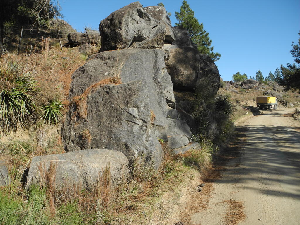 Granat führendes Gestein an der RPS273 zwischen Atos Pampa und Villa Yacanto