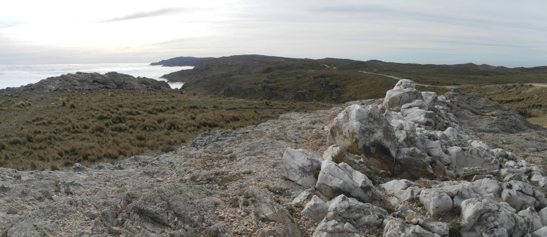 Panorama von der Passhöhe mit Wolken unterhalb