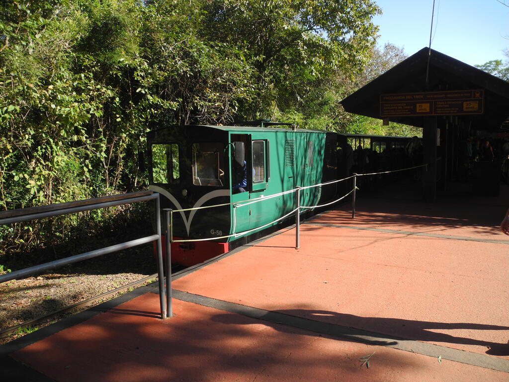 Der Zug zur Garganta del Diablo an der Station Cataratas