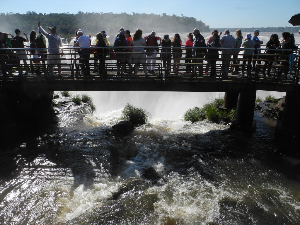 Die Plattform über einem der kleineren Wasserfälle