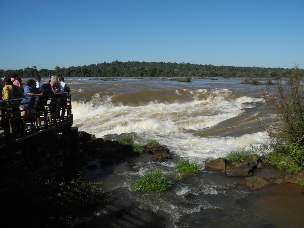 Man muss meist etwas warten, bis man auf der Plattform ans Geländer kommt