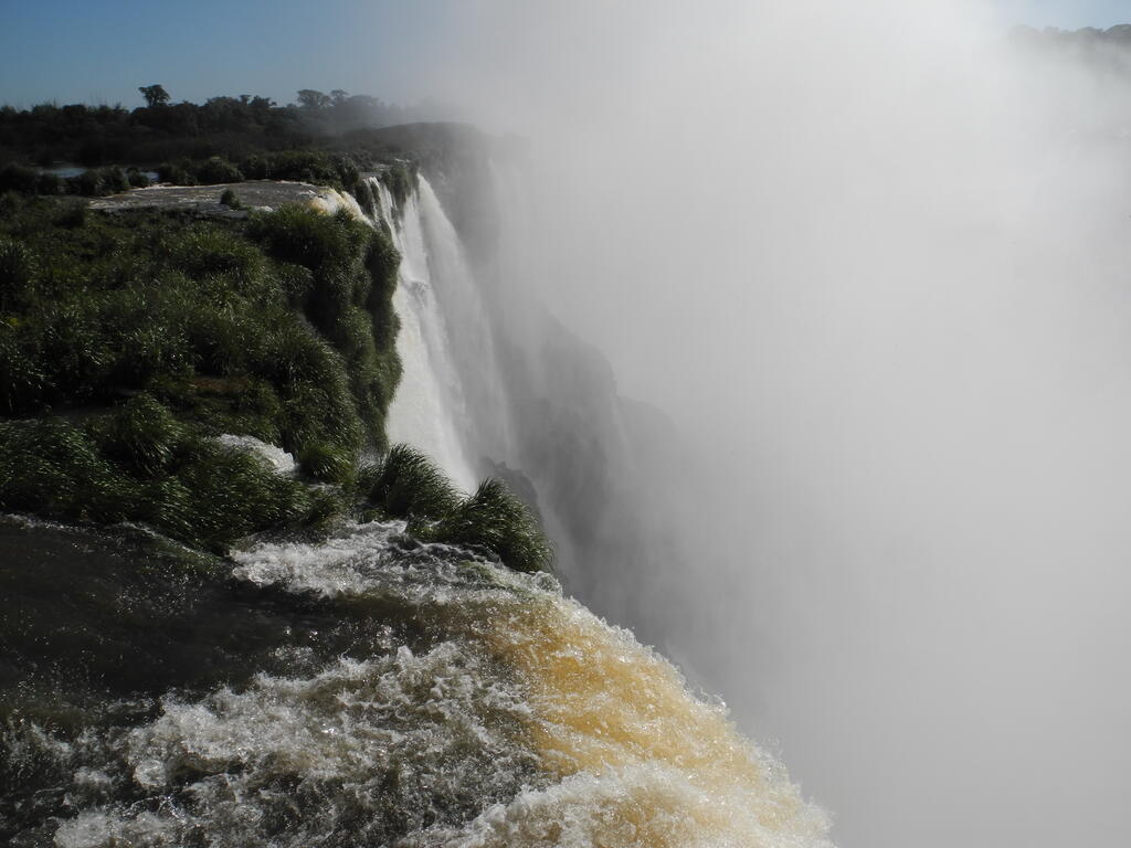 Die kleineren Wasserfälle seitlich der Plattform