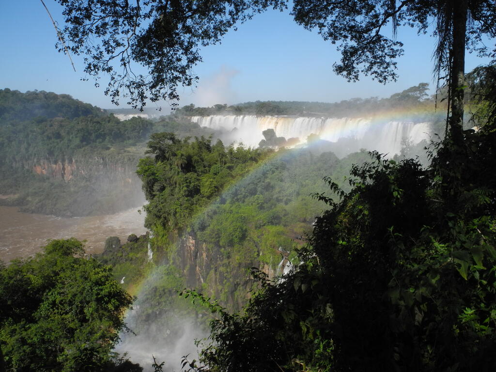 Die Kette der Wasserfälle des oberen Rundgangs mit Regenbogen im Sprühnebel