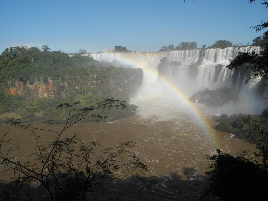 Wasserfälle mit Regenbogen am unteren Rundgang